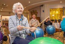 Residential_Care_Bellevue_Court_Southern_Cross_Care_fitball_drumming_DSC1691_1