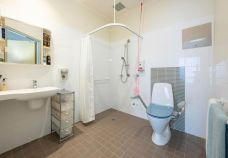 Residential_Care_Bellevue_Court_Southern_Cross_Care_resident_bathroom_DSC1757_1