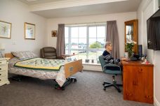 Residentialcare_WestBeach_SouthernCrossCare_resident_computer_DSC4024